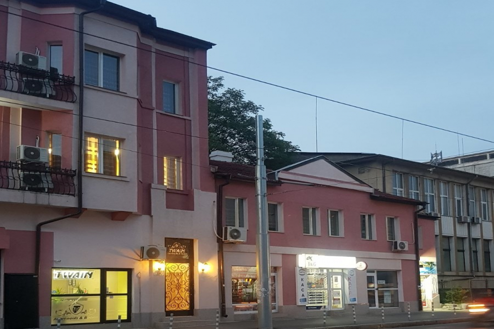TWAIN APART AND ROOMS