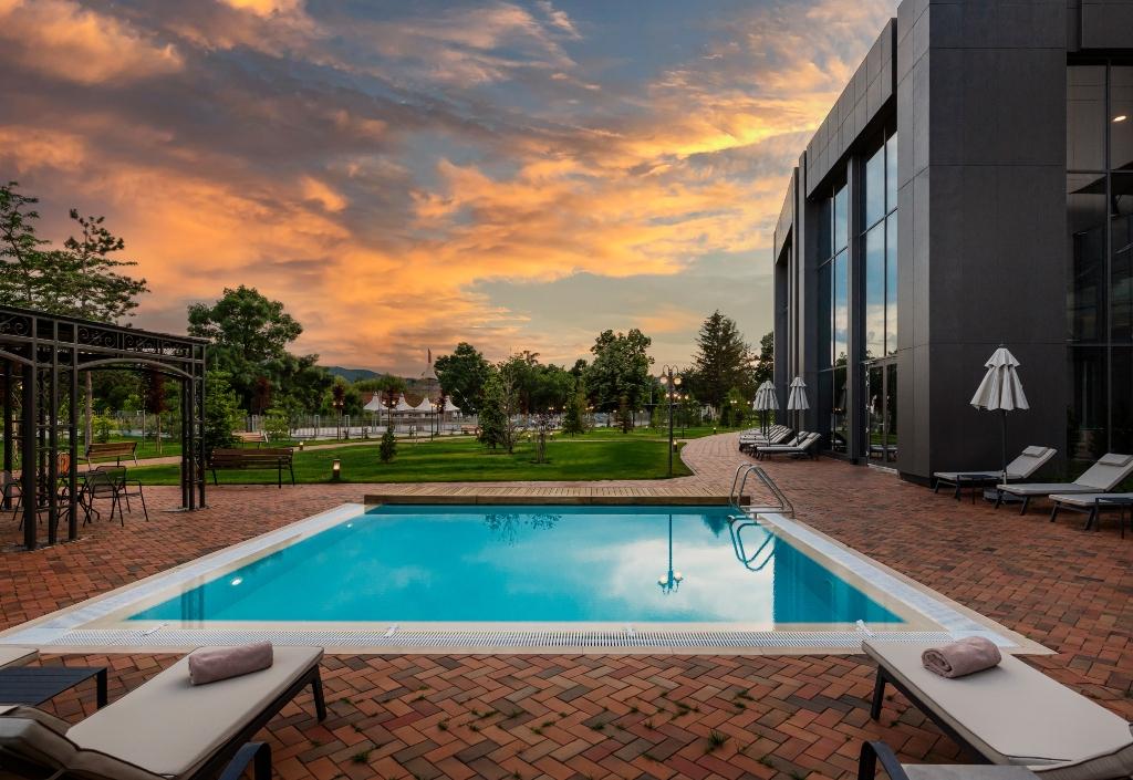 Къде е  най-изгодно да се резервира? През Booking, директно през  хотела или през туристическа агенция