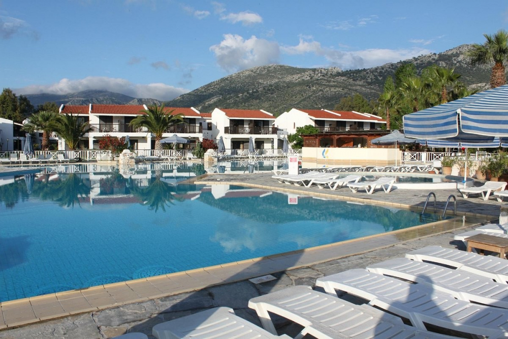 GOLDEN COAST HOTEL & BUNGALOWS