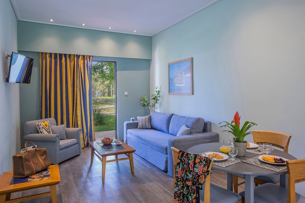 GOLDEN COAST HOTEL & BUNGALOWS