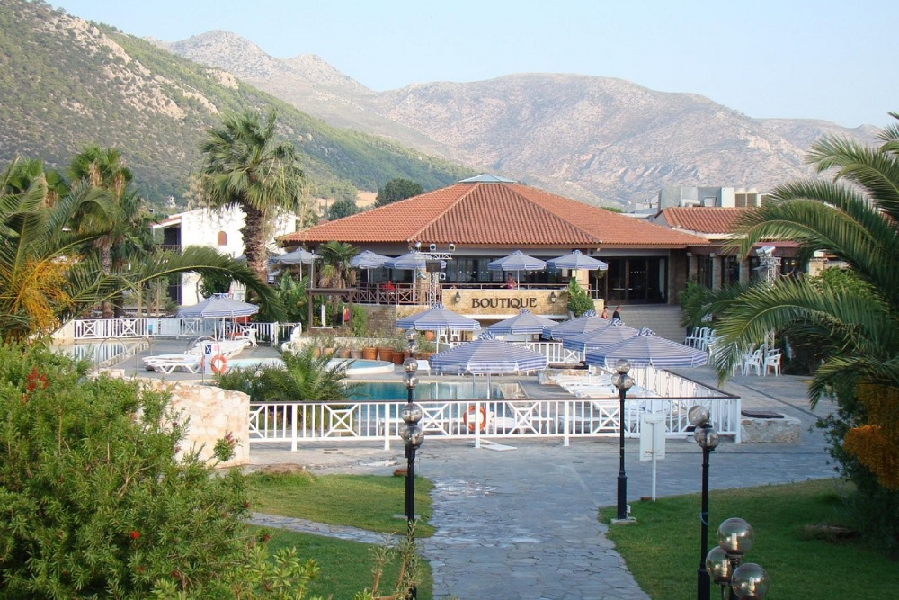 GOLDEN COAST HOTEL & BUNGALOWS