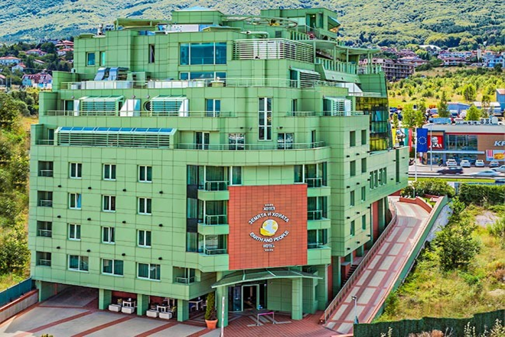 ЗЕМЯТА И ХОРАТА
