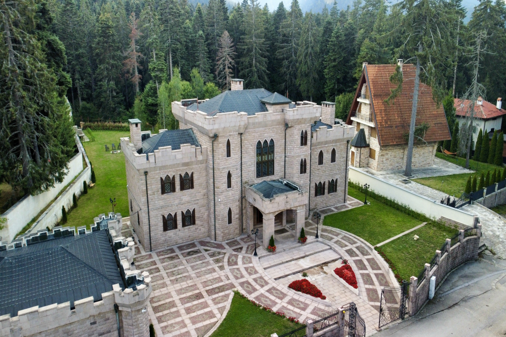 ЗАМЪКЪТ