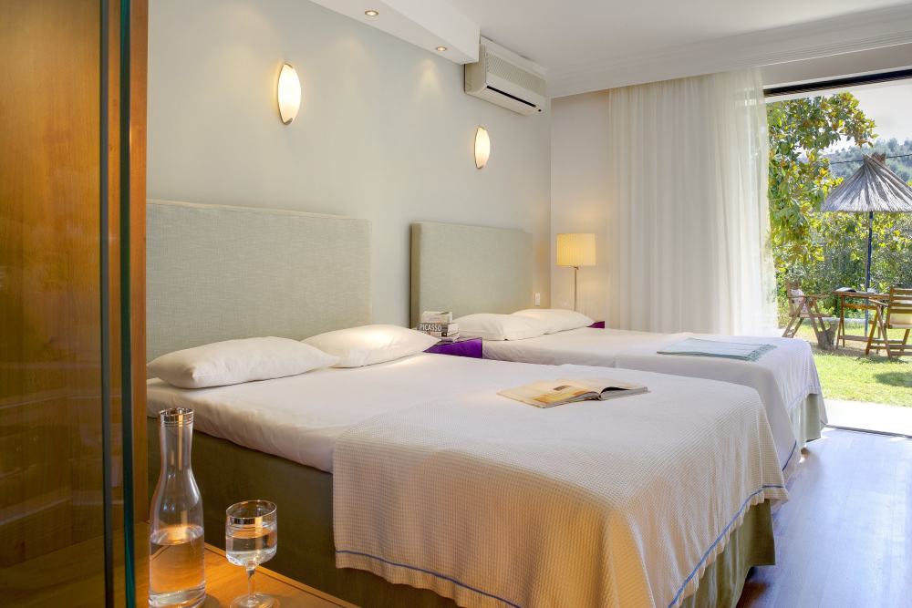KAMARI BEACH HOTEL