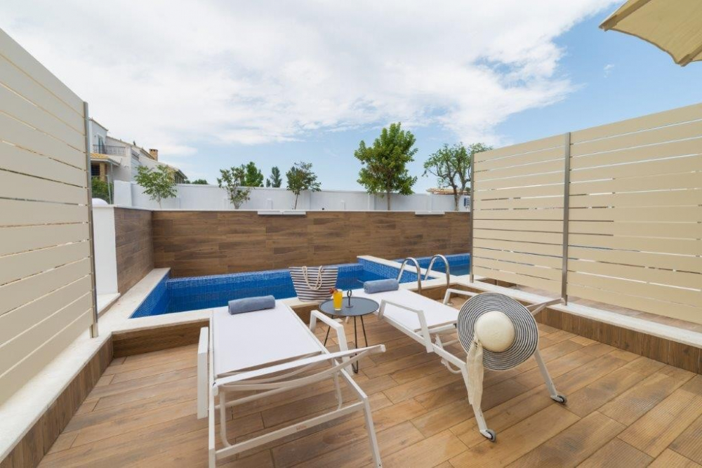 MYTHIC SUMMER HOTEL