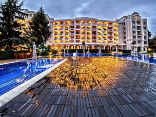 Петзвезден Новогодишен празник в Бургас, стая за двама с Празнична вечеря в Гранд хотел Приморец