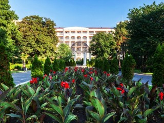 Петзвезден Новогодишен празник в Бургас, стая за двама с Празнична вечеря в Гранд хотел Приморец