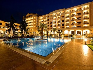 Петзвезден Новогодишен празник в Бургас, стая за двама с Празнична вечеря в Гранд хотел Приморец