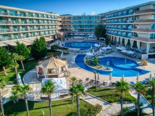 На първа линия All Inclusive за двама с плаж до 05.07 и след 01.09 в Sandy Bay Hotel, Свети Влас