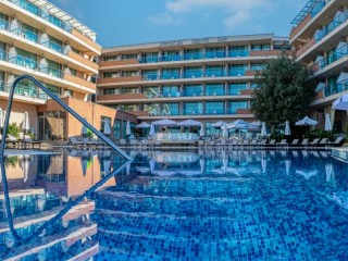 На първа линия All Inclusive за двама с плаж до 05.07 и след 01.09 в Sandy Bay Hotel, Свети Влас
