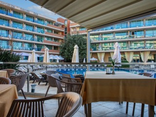 На първа линия All Inclusive за двама с плаж до 05.07 и след 01.09 в Sandy Bay Hotel, Свети Влас