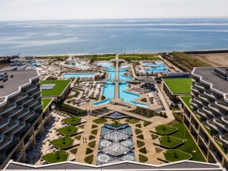 Първа линия Топ нов хотел с Аквапарк, All Inclusive за двама след 26.08 от Wave Resort, Поморие