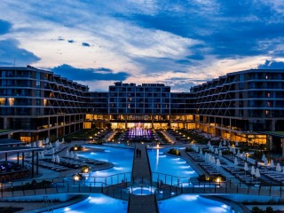 Първа линия Топ нов хотел с Аквапарк, All Inclusive за двама след 26.08 от Wave Resort, Поморие