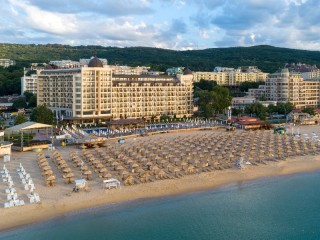 На първа линия с шезлонг и чадър на плажа, Ultra All Inclusive с плаж до 02.07 в хотел Адмирал