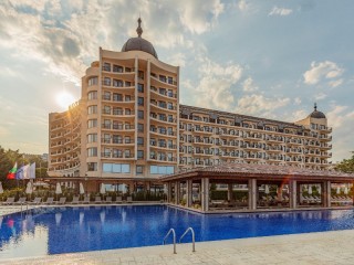 На първа линия с шезлонг и чадър на плажа, Ultra All Inclusive с плаж до 02.07 в хотел Адмирал